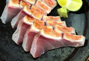 クリックで拡大表示 バケアカムツの刺身