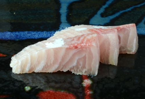 クリックで拡大表示 ヒラマサの刺身