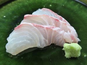 クリックで拡大表示 マダラタルミの刺身