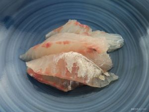 クリックで拡大表示 ゴマヒレキントキの刺身