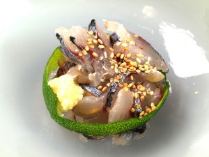 アヤトビウオの刺身