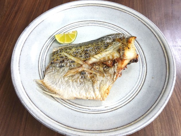 ヤマトイトヒキクロサギの塩焼き