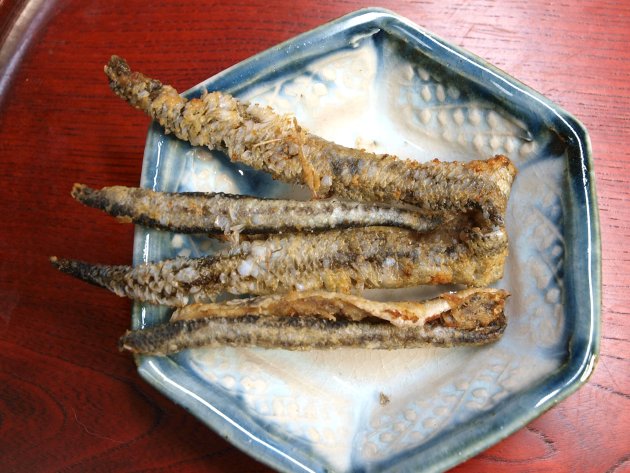 シマイサキの皮の唐揚げ