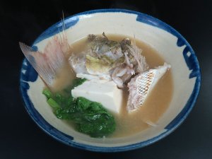 タテシマフエフキのみそ汁（魚汁）