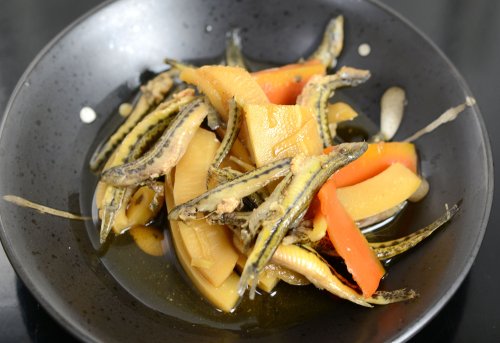 すなはびと竹の子の煮もの（ヒガシシマドジョウの煮物）
