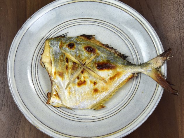 ヨロイアジの塩焼き