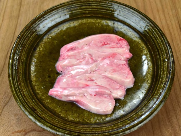 オンデンザメの料理、肝刺し