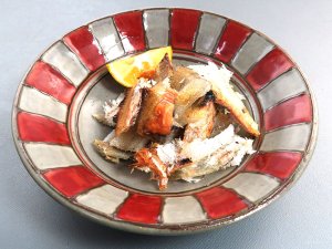 ヤナギムシガレイの干ものを盛ったもの
