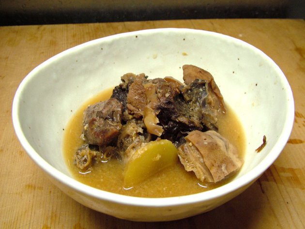 メバチのホルモン煮込み
