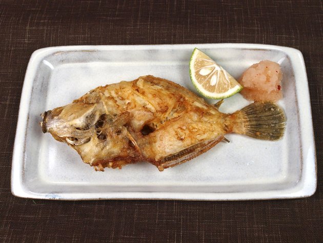 カワハギの丸揚げ