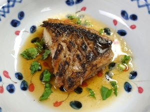 ブチスズキベラのバター焼き