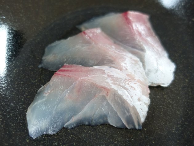 アオチビキの刺身