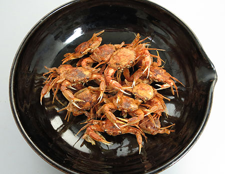 フタホシイシガニの素揚げ