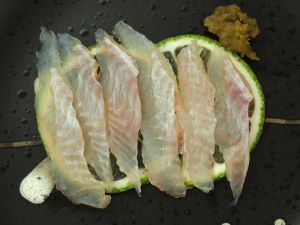 クリックで拡大表示 シマウシノシタの昆布締め
