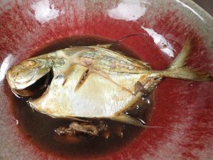 クリックで拡大表示 リュウキュウヨロイアジの煮つけ
