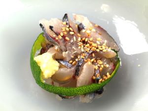 クリックで拡大表示 アヤトビウオの刺身