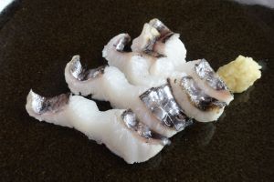 クリックで拡大表示 ギンザメの焼霜造り