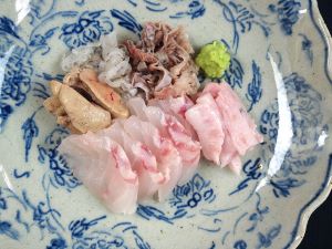 クリックで拡大表示 トビハタの刺身