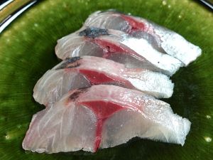 クリックで拡大表示 アカアジの刺身