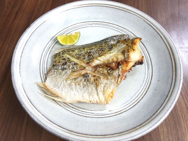ヤマトイトヒキクロサギの塩焼き