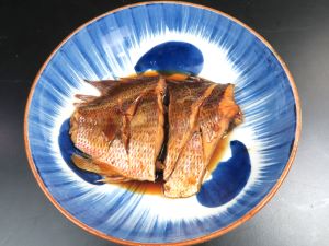クリックで拡大表示 クロホシフエダイの煮つけ