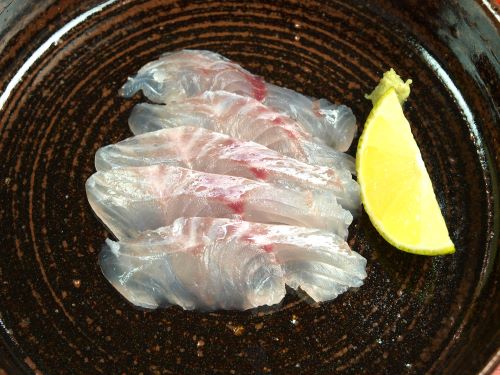クリックで拡大表示 クロホシフエダイの刺身