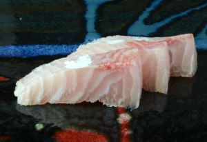 クリックで拡大表示 ヒラマサの刺身