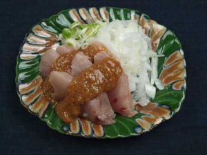 クリックで拡大表示 ビン長マグロの刺身沖縄風
