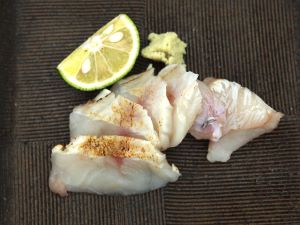 クリックで拡大表示 シマフグの焼霜造り