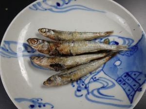 クリックで拡大表示 トウゴロウイワシの丸焼き