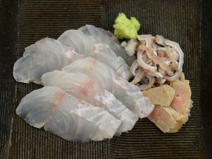 クリックで拡大表示 コモンハタの刺身