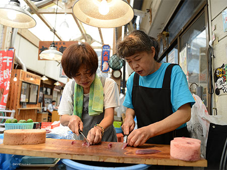 めじかの新子刺身を作っているところ