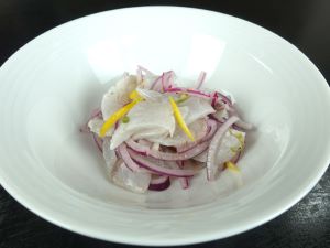 クリックで拡大表示 ミカヅキツバメウオのセビチェ