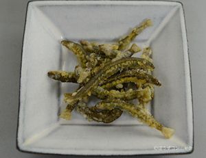 クリックで拡大表示 アジメドジョウの唐揚げ