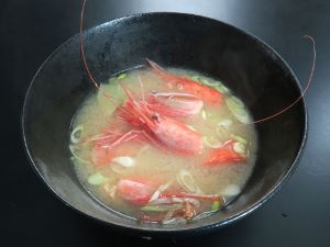 クリックで拡大表示 ボタンエビのみそ汁