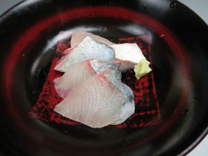 クリックで拡大表示 マブタシマアジの刺身