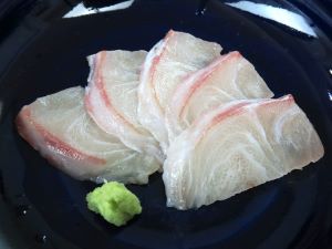 クリックで拡大表示 エリアカコショウダイの刺身
