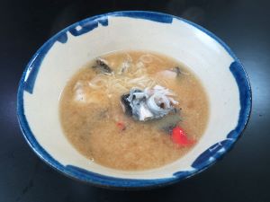 クリックで拡大表示 エリアカコショウダイのみそ汁