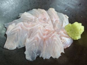 クリックで拡大表示 モヨウハタの刺身