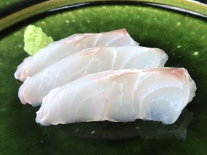 クリックで拡大表示 モヨウハタの刺身