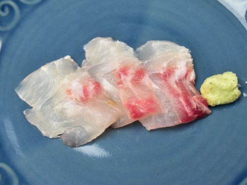 クリックで拡大表示 オニハタタテダイの刺身