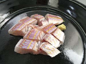 クリックで拡大表示 イトヨリの皮霜造り