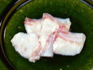 クリックで拡大表示 オンデンザメの料理、刺身