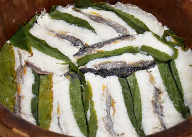 三重県紀宝町浅利地区でアユのなれずしを包む