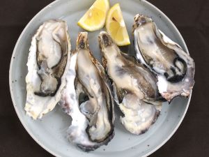 クリックで拡大表示 殻付き生ガキ