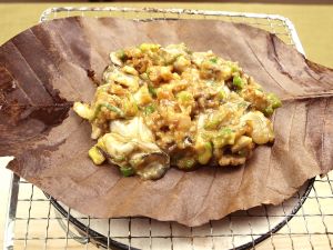 クリックで拡大表示 カキの朴葉焼き