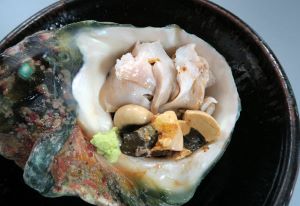 クリックで拡大表示 ヤコウガイの刺身