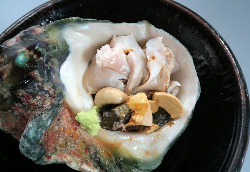 クリックで拡大表示 ヤコウガイの刺身