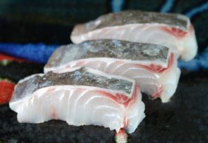 クリックで拡大表示 アオスミヤキの内皮つき刺身