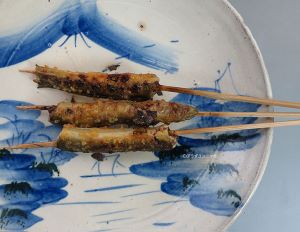 クリックで拡大表示 うなぎの筒切りの串焼き